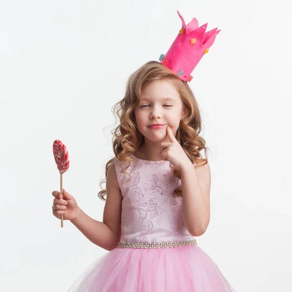 Linda Menina Princesa Doce Animado Coroa Segurando Grande Pirulito Fazendo — Fotografia de Stock