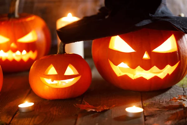 Jack Latarnia Halloween Dynia Kapeluszem Czarownice Pająki Sieci Płonące Świece — Zdjęcie stockowe