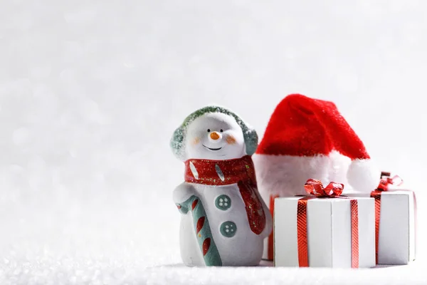 Рождественский Снеговик Подарками Шляпой Санта Клауса Ярком Фоне Боке — стоковое фото
