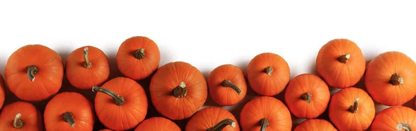 Heap Många Orange Pumpor Vit Bakgrund Halloween Koncept Kopiera Utrymme — Stockfoto