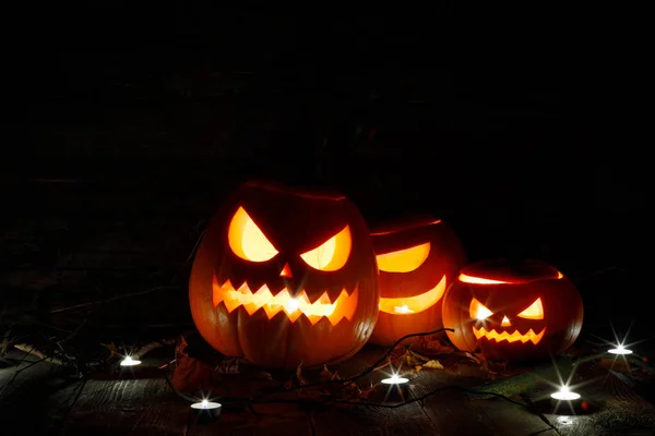 Halloween Pompoen Hoofd Lantaarns Brandende Kaarsen Zwarte Achtergrond — Stockfoto