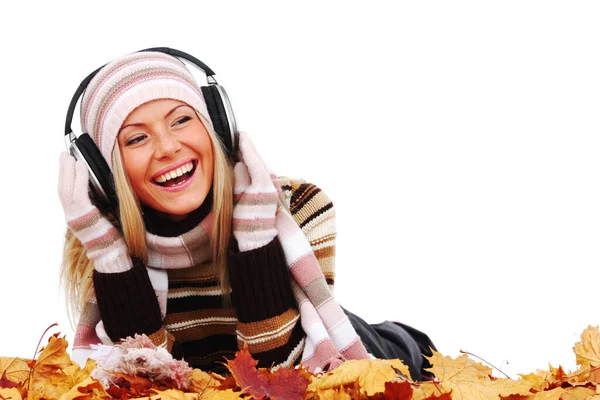 Sonbaharda Müzik Dinleyen Sonbahar Kadını Kuru Akçaağaç Stüdyoyu Beyaz Arka — Stok fotoğraf