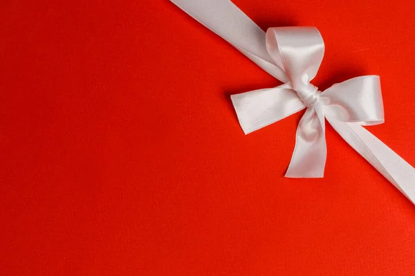 Arc Cadeau Blanc Sur Fond Rouge Concept Cadeau Vacances — Photo