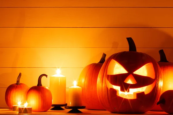 Halloween Pumpa Huvud Lyktor Och Brinnande Ljus Trä Bakgrund — Stockfoto