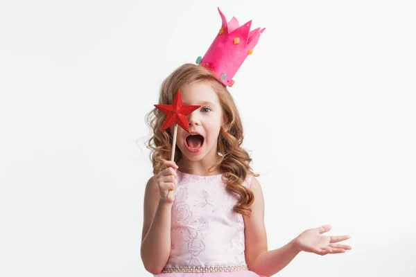 Όμορφη Μικρή Πριγκίπισσα Καραμέλα Κορίτσι Στο Στέμμα Κρατώντας Αστέρι Σχήμα — Φωτογραφία Αρχείου