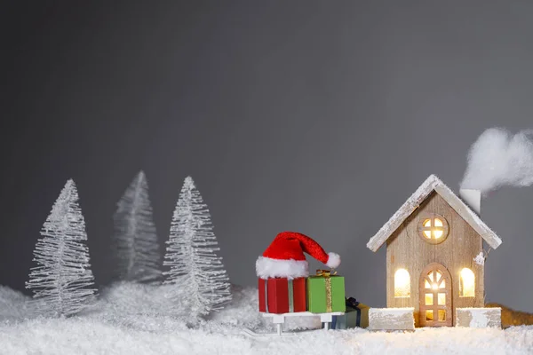 Tarjeta Navidad Con Una Pequeña Casa Decorativa Brillante Regalos Gorra — Foto de Stock