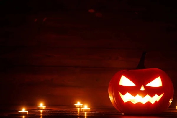 Halloween Jack Lantaarn Pompoen Hoofd Brandende Kaarsen Houten Achtergrond — Stockfoto