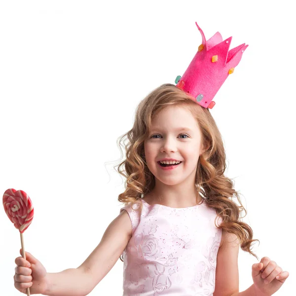Belle Petite Fille Princesse Bonbons Couronne Avec Grand Coeur Rose — Photo