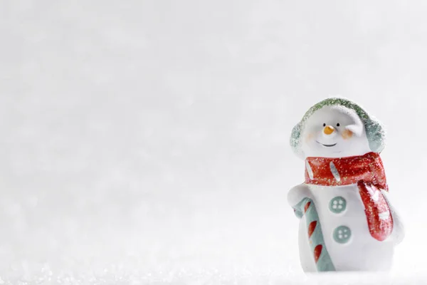 Natal Fundo Prata Bokeh Luzes Com Bonitinho Boneco Neve Brinquedo — Fotografia de Stock