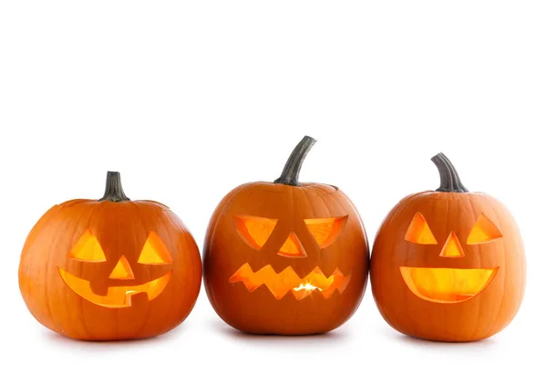 Drie Halloween Pompoenen Geïsoleerd Witte Achtergrond — Stockfoto