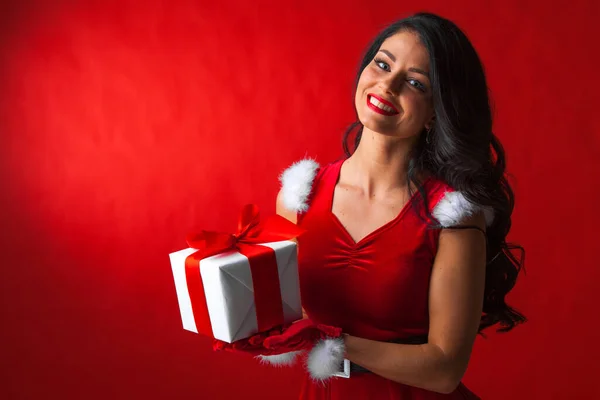 笑顔可愛いです女の子で赤クリスマス服保持ギフトボックス — ストック写真