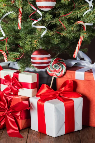 Vrolijke Kerstkaart Met Versierde Kerstboom Geschenken Snoep — Stockfoto