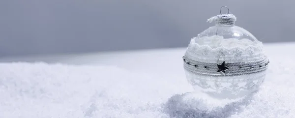 Kerst Versierd Handgemaakte Glazen Bal Sneeuw Brautiful Heldere Achtergrond — Stockfoto