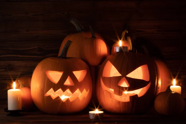 Halloween Pumpa Huvud Lyktor Och Brinnande Ljus Trä Bakgrund — Stockfoto
