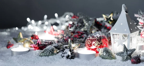 Carte Noël Avec Cadeaux Boules Lanterne Lumineuse Dans Neige — Photo