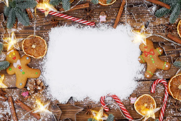 Rama Świątecznego Jedzenia Pierniki Ciasteczka Przyprawy Dekoracje Drewnianym Tle Białą — Zdjęcie stockowe