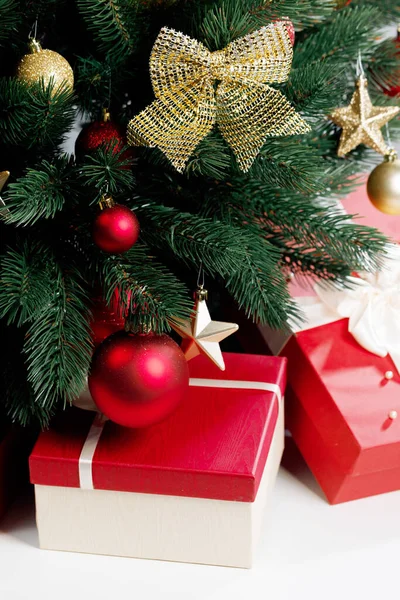 Close Decora Árvore Natal Presentes Branco — Fotografia de Stock