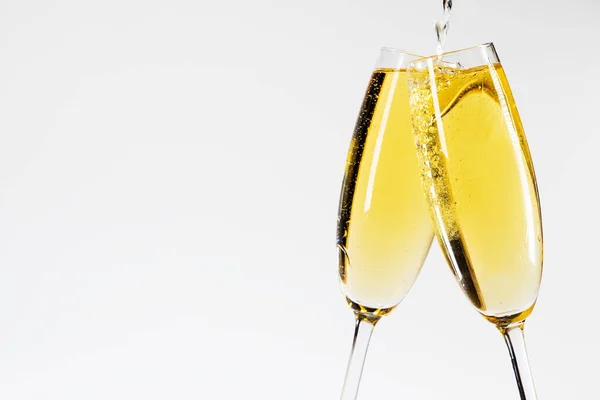 香槟酒倒入两杯庆祝新年 — 图库照片