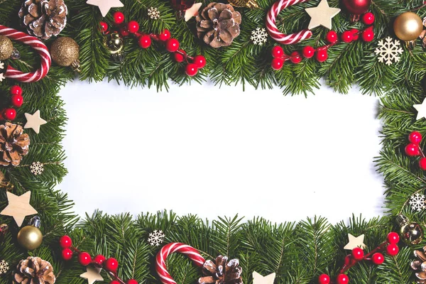 Karácsonyi Határ Keret Faágak Fehér Háttér Másolási Tér Elszigetelt Piros — Stock Fotó