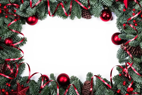 Soylu Köknar Ağacı Dalının Kırmızı Süslemelerin Noel Sınır Tasarımı Kopyası — Stok fotoğraf