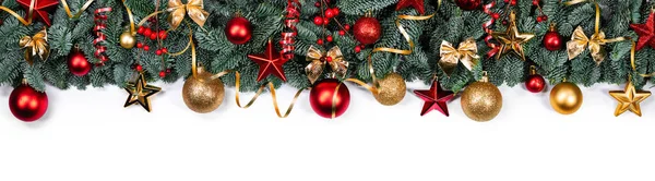 圣诞边框的设计由高贵的枞树枝干和白色背景隔离的红色金色饰物组成 — 图库照片