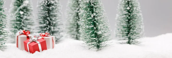 Weihnachtsgeschenke Tannenwald Unter Schnee — Stockfoto
