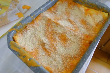 Lazanya türü İtalyan makarna domates ve içinde krema ile