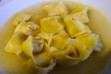 Tortellini türü İtalyan makarna hayvan çorba içinde