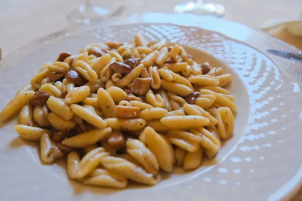 Kurze italienische Pasta mit Pilzen — Stockfoto