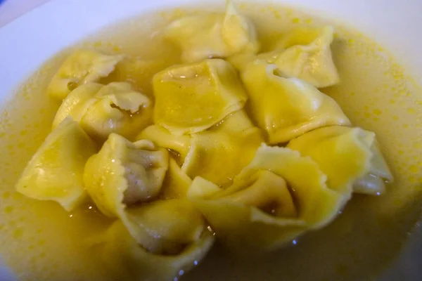 Итальянская макароны типа Tortellini в супе из животных — стоковое фото