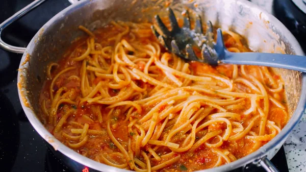 Итальянские спагетти с помидорами — стоковое фото