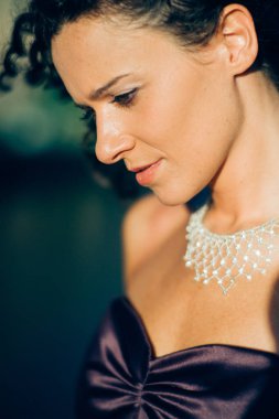 Gün batımında genç esmer