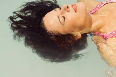 Tropikal bir Plajı'nda genç esmer