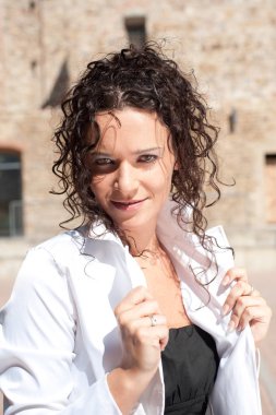 Zarif tailleur giyen genç esmer