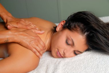 Genç beyaz esmer bir masaj