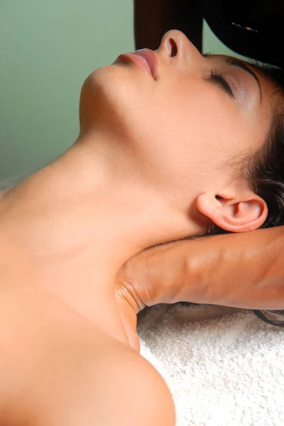 Unga kaukasiska brunett får en massage — Stockfoto