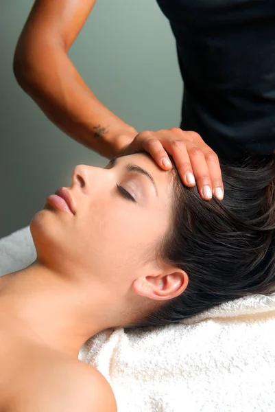 Unga kaukasiska brunett får en massage — Stockfoto