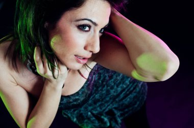 Genç beyaz esmer dans. Üstten görünüm. Stüdyo vurdu