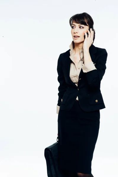 Unga Kaukasiska Brunett Kostym Klädda Affärskvinna Talar Med Vintage Smartphone — Stockfoto