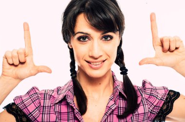 Genç esmer bir sahte Tv holding üst kutusunu ayarla