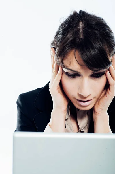 Jonge brunette werken met haar laptop Rechtenvrije Stockfoto's