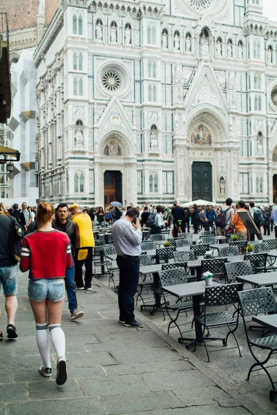 Santa Maria del Fiore, Floransa kubbe İtalya ziyaret kalabalık — Stok fotoğraf