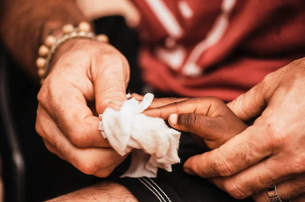 Holding ve siyah çocuk yıkama olgun adam