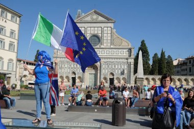 Florence, İtalya - 22 Eylül 2017 - insanlar Theresa karşı protesto 2019 Europe bırakmaya karar. Piazza Santa Maria Novella Meydanı. Güneşli gün