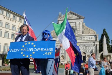 Florence, İtalya - 22 Eylül 2017 - insanlar Theresa karşı protesto 2019 Europe bırakmaya karar. Piazza Santa Maria Novella Meydanı. Güneşli gün