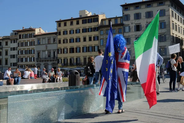Florence, İtalya - 22 Eylül 2017 - insanlar Theresa karşı protesto 2019 Europe bırakmaya karar. Piazza Santa Maria Novella Meydanı. Güneşli gün
