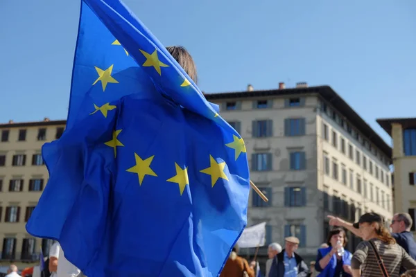 Florence, İtalya - 22 Eylül 2017 - insanlar Theresa karşı protesto 2019 Europe bırakmaya karar. Piazza Santa Maria Novella Meydanı. Güneşli gün