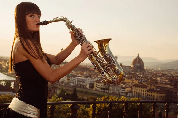 Joven morena jugando saxo en Florencia —  Fotos de Stock