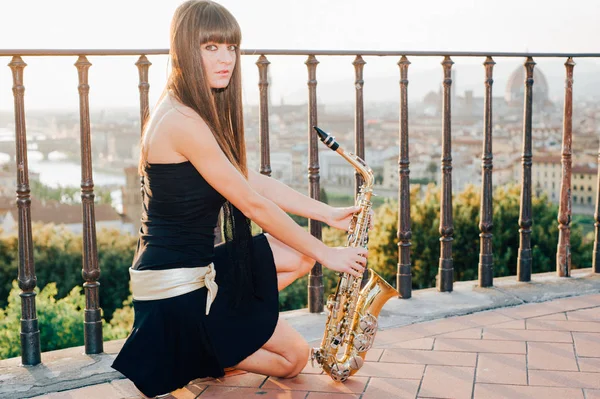 Joven morena jugando saxo en Florencia —  Fotos de Stock