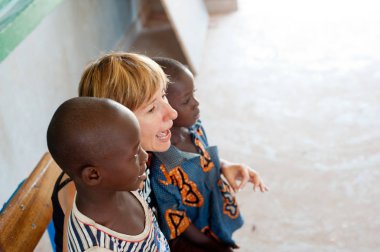 Afrika siyah çocuk eğitimi beyaz beyaz kadın